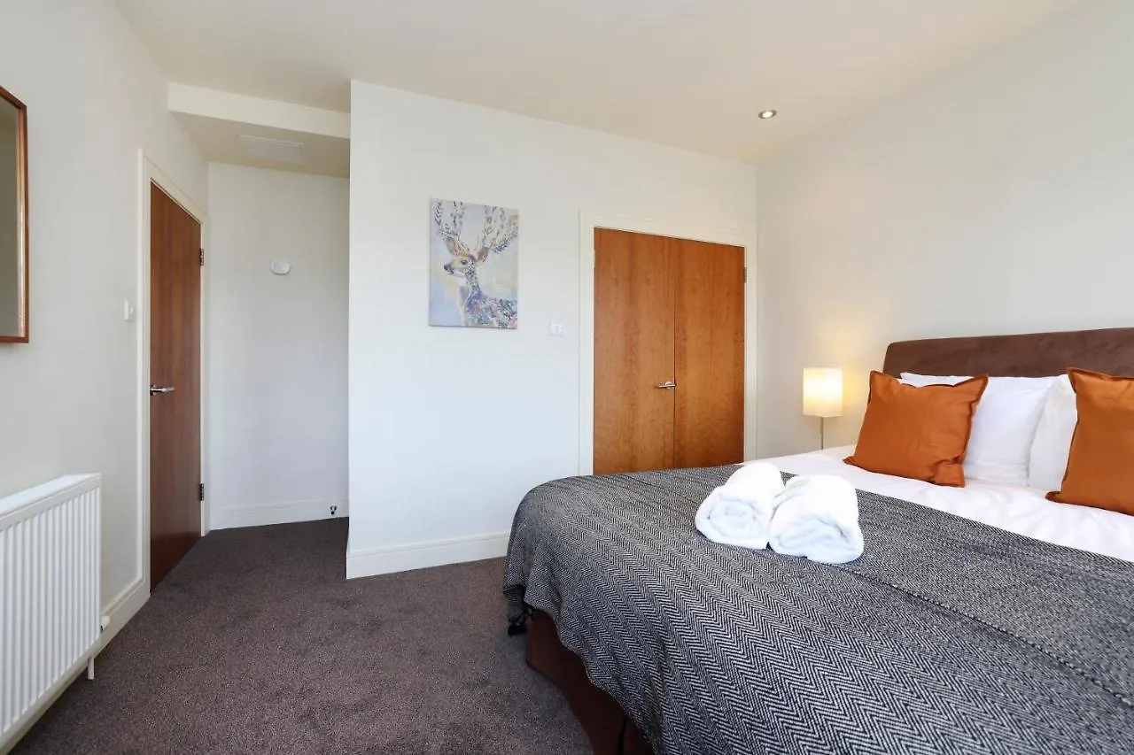 Joivy Spacious 2 Bed,2 Bath Flat, Free Parking And Rooftop Terrace Edinburgh Apartment