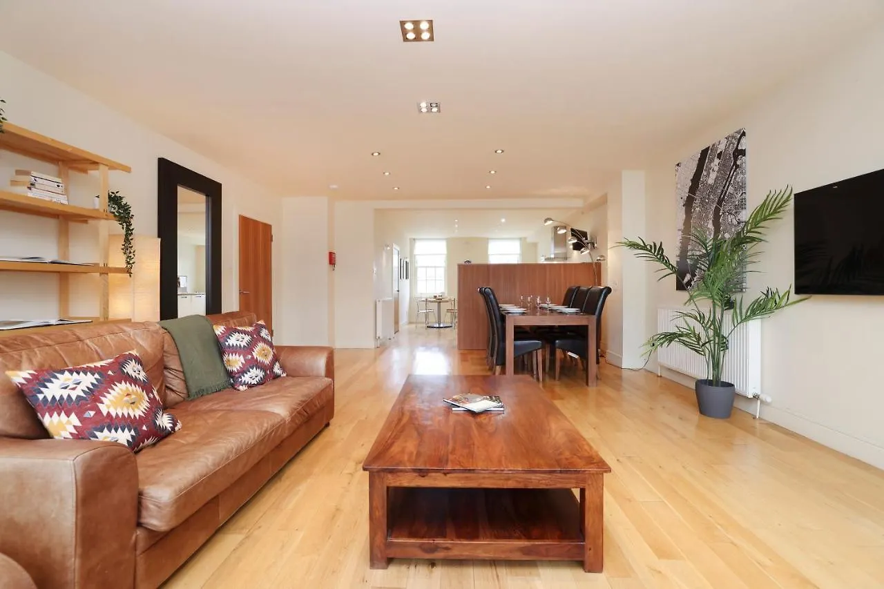 Joivy Spacious 2 Bed,2 Bath Flat, Free Parking And Rooftop Terrace Edinburgh Apartment