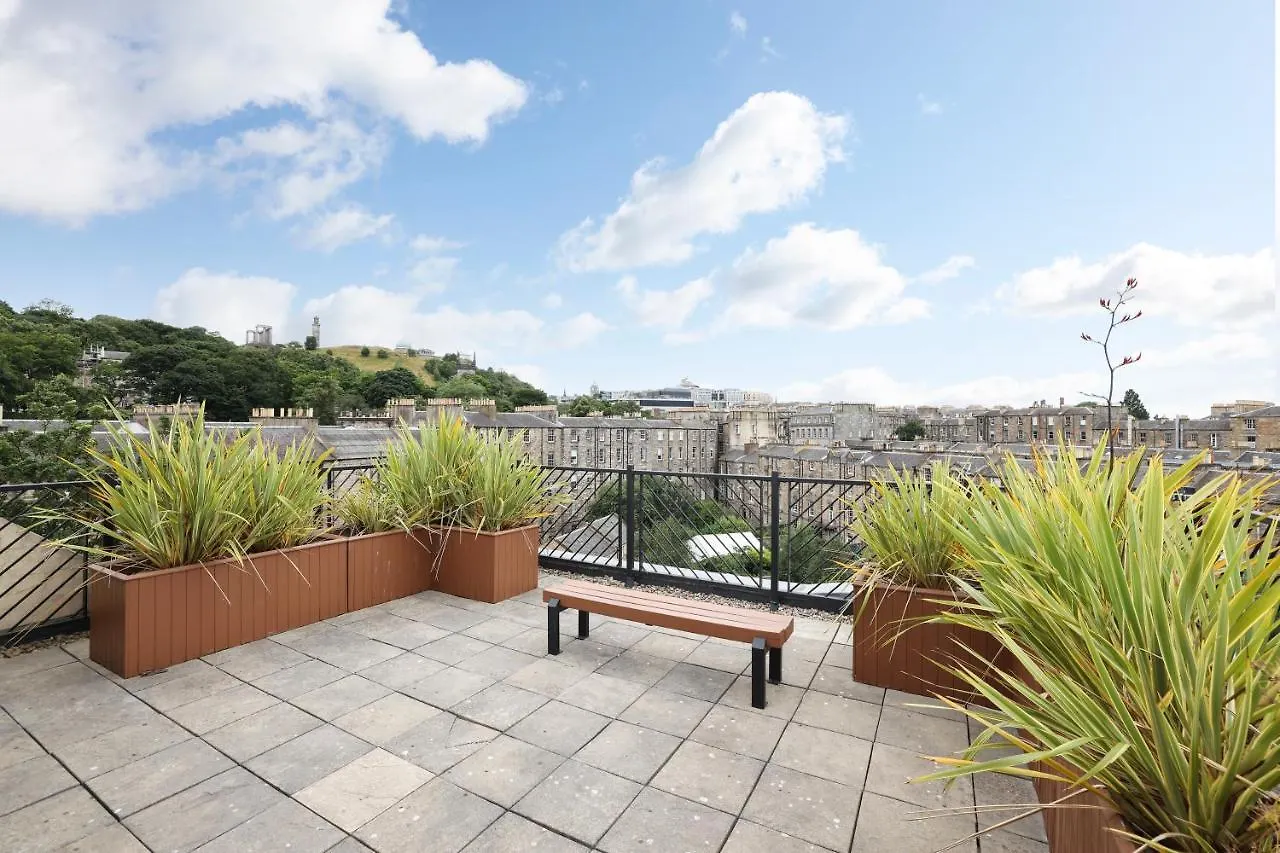 Joivy Spacious 2 Bed,2 Bath Flat, Free Parking And Rooftop Terrace Edinburgh