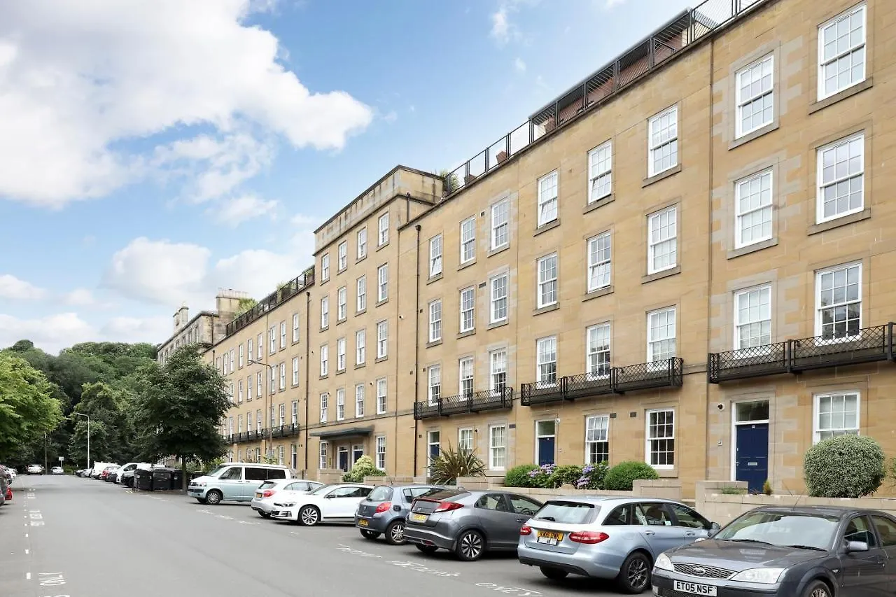 Joivy Spacious 2 Bed,2 Bath Flat, Free Parking And Rooftop Terrace Edinburgh Apartment
