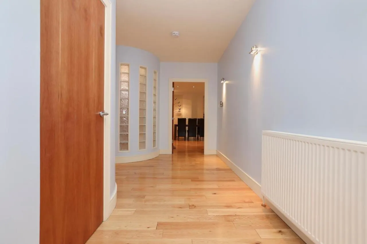 Joivy Spacious 2 Bed,2 Bath Flat, Free Parking And Rooftop Terrace Edinburgh Apartment